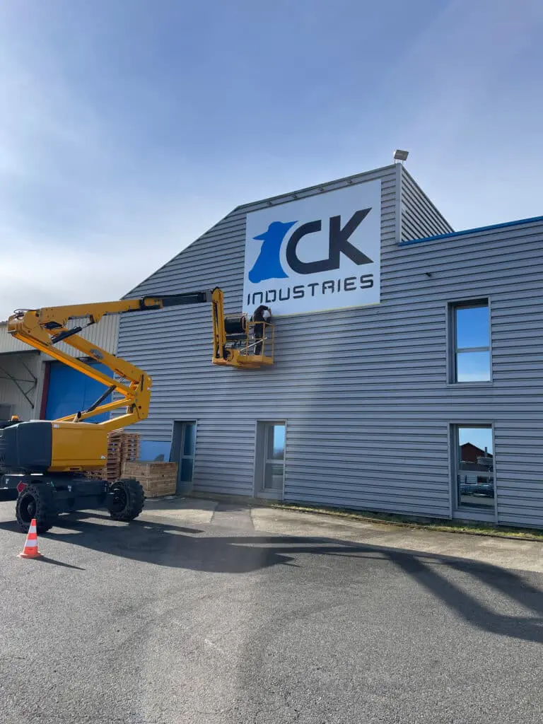 pose de l'enseigne CK-INDUSTRIES à l'aide d'une nacelle