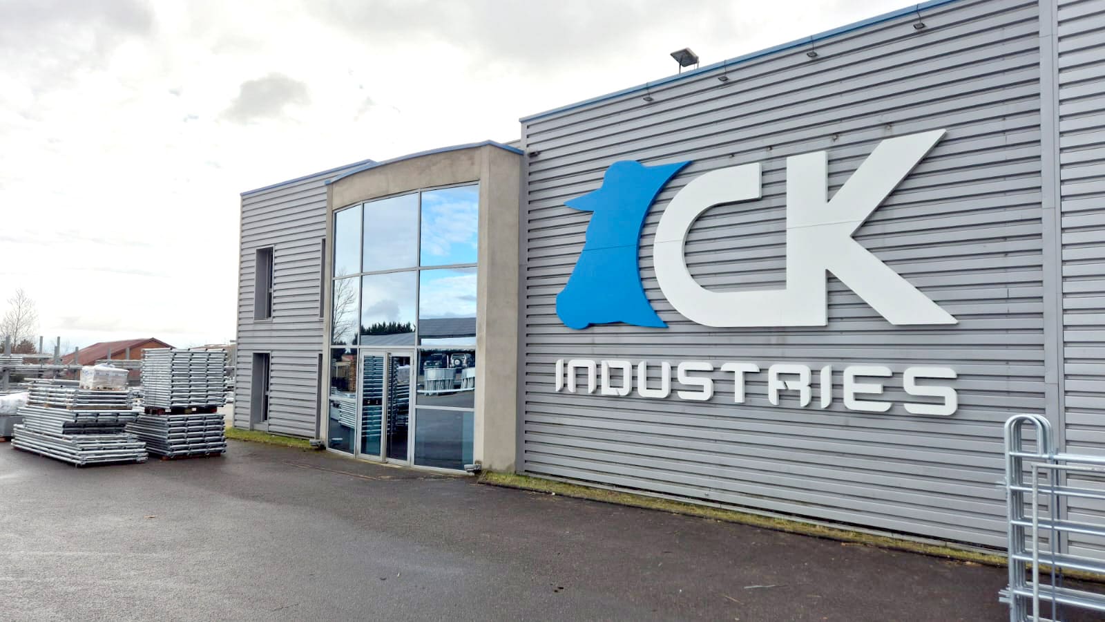 façade de l'usine CK-Industries avec son nouveau logo plus moderne